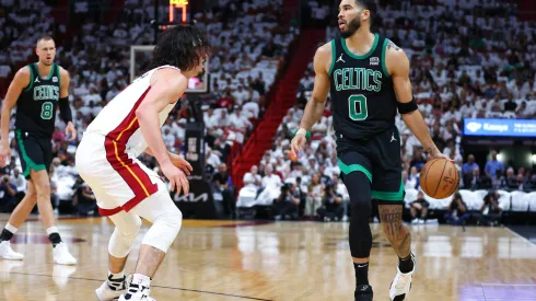 Jayson Tatum contra Jayme Jaquez Jr; duelo entre Celtics e Heat está interessante nos play-offs da NBA (Foto: Megan Briggs/Getty Images)