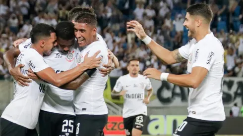 RN – NATAL – 01/05/2024 – COPA DO BRASIL 2024, AMERICA NATAL X CORINTHIANS jogador do Corinthians comemora gol com jogadores do seu time durante partida contra o America Natal no estadio Arena das Dunas pelo campeonato Copa Do Brasil 2024. Foto: Augusto Ratis/AGIF