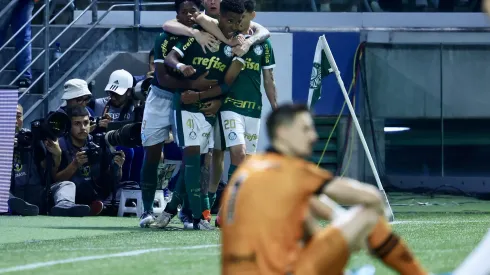 Estevao jogador do Palmeiras comemora seu gol com jogadores do seu time durante partida contra o Botafogo-SP no estadio Arena Allianz Parque pelo campeonato Copa Do Brasil 2024. Foto: Marcello Zambrana/AGIF