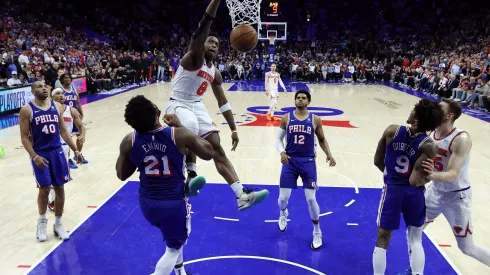 Em duelo de arrepiar, os Knicks comemoraram a vaga na segunda rodada dos play-offs contra os Sixers, na Filadélfia (Foto: Tim Nwachukwu/Getty Images)
