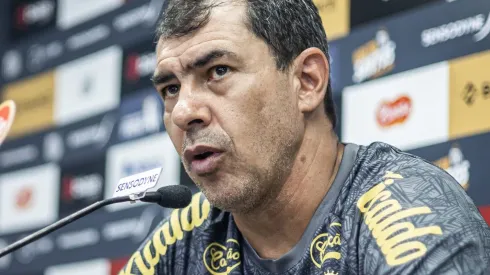 Carille fixa Souza como LE do Santos e canela busca por reforços no setor - Foto: Raul Baretta/ Santos FC