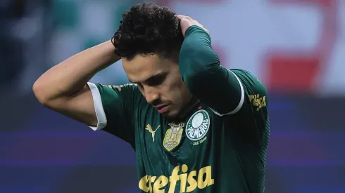 SP - SAO PAULO - 21/04/2024 - BRASILEIRO A 2024, PALMEIRAS X FLAMENGO - Raphael Veiga jogador do Palmeiras lamenta durante partida contra o Flamengo no estadio Arena Allianz Parque pelo campeonato Brasileiro A 2024. Foto: Ettore Chiereguini/AGIF