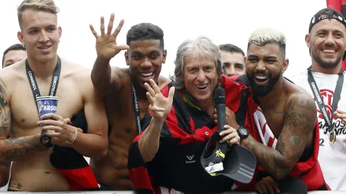 Jorge Jesus comemorando o título da Libertadores com elenco do Flamengo.
(Photo by Wagner Meier/Getty Images)