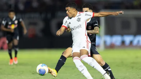 Gustavinho jogador do Bragantino disputa lance com jogador do Flamengo durante partida. Foto: Diogo Reis/AGIF