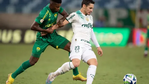 Jonathan Cafu jogador do Cuiaba disputa lance com Raphael Veiga jogador do Palmeiras durante partida. Foto: Gil Gomes/AGIF