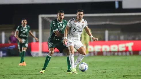 Giuliano jogador do Santos durante partida contra o Guarani no estadio Vila Belmiro pelo campeonato Brasileiro B 2024. Foto: Reinaldo Campos/AGIF
