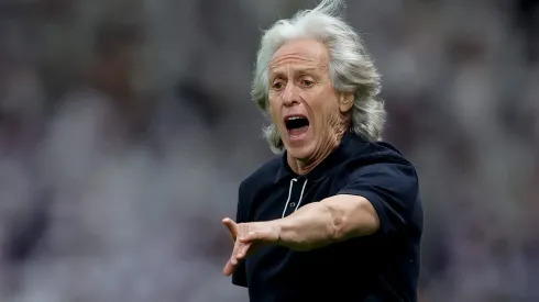 Treinador esteve na beirada do campo no momento. Photo by Yasser Bakhsh/Getty Images