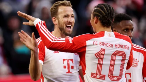 Harry Kane e Sané em partida da Bundesliga
(Foto: Alexander Hassenstein/Getty Images)