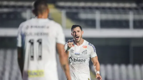 Giuliano e Guilherme comemoram gol do Santos contra o Guarani. Foto: Reinaldo Campos/AGIF