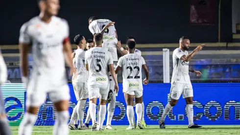 Elenco do Santos comemorando vitória contra o Guarani em partida da Série B