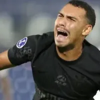 Matheuzinho marca primeiro gol pelo Corinthians e deixa campo de maca
