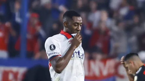 Carneiro marcou os dois gols do Nacional. Foto: Ernesto Ryan/Getty Images