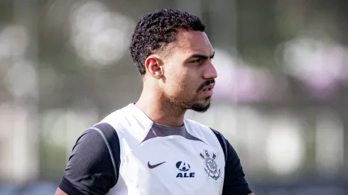 Matheuzinho passou por exames no CT do Corinthians nesta quarta-feira (8) após jogo pela Sul-Americana.