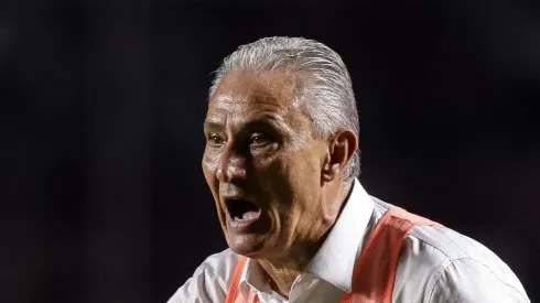 Tite dá instruções durante a partida contra o São Paulo. Técnico é questionado no Fla.
