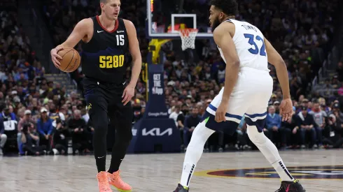 Fora de casa, os Nuggets tem a missão delicada de reverter o 2-0 na série dos play-offs contra os Timberwolves (Foto: Matthew Stockman/Getty Images)