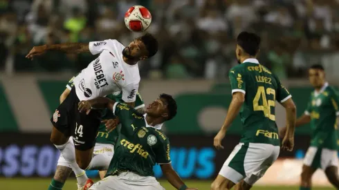 SP – BARUERI – 18/02/2024 – PAULISTA 2024, PALMEIRAS X CORINTHIANS – Endrick do Palmeiras disputa lance com Raniele do Corinthians durante partida no estadio Arena Barueri pelo campeonato Paulista 2024. Foto: Leonardo Lima/AGIF