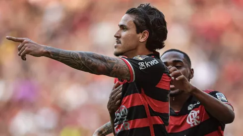 RJ – RIO DE JANEIRO – 11/05/2024 – BRASILEIRO A 2024, FLAMENGO X CORINTHIANS – Pedro jogador do Flamengo comemora seu gol durante partida contra o Corinthians no estadio Maracana pelo campeonato Brasileiro A 2024. Foto: Thiago Ribeiro/AGIF