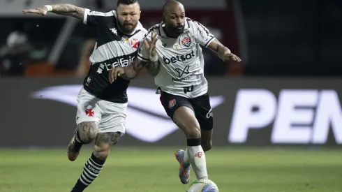 Rossi jogador do Vasco disputa lance com PK jogador do Vitoria durante partida no estadio Sao Januario pelo campeonato Brasileiro A 2024. Foto: Jorge Rodrigues/AGIF