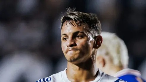 Weslley Patati durante partida contra o Fortaleza, em 2023. Jornalista elogia o jovem jogador.