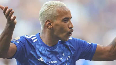 Matheus Pereira comemorando seu gol durante partida entre Cruzeiro e Atlético-MG, no Mineirão pela final do Campeonato Mineiro, no dia 07/04/2024.