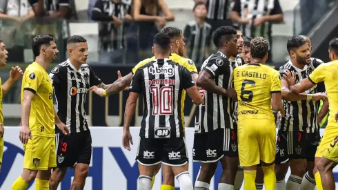 Jogadores do Atlético-MG se desentendem com rivais do Peñarol. Foto: Gilson Lobo/AGIF