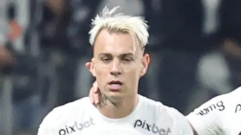 Róger Guedes comemora gol durante partida contra o Atletico-MG. Atacante é descartado na Toca da Raposa.