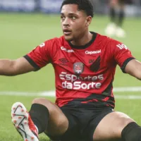 Estaria rendendo muito aqui: Vitor Roque tem aval para deixar o Barcelona, que não aproveitou a revelação do Athletico