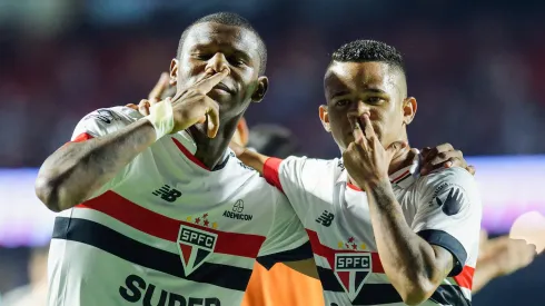 Arboleda jogador do Sao Paulo comemora seu gol com Alan Franco jogador da sua equipe durante partida contra o Fluminense no estadio Morumbi pelo campeonato Brasileiro A 2024. Foto: Anderson Romao/AGIF