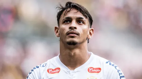 Ponte Preta e Santos duelam pelo Brasileirão Série B.