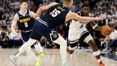 Denver Nuggets e Minnesota Timberwolves se enfrentam em série equilibrada (Foto: David Berding/Getty Images)