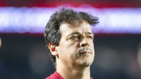 Fernando Diniz durante partida contra o São Paulo. Treinador é criticado por comentarista.
