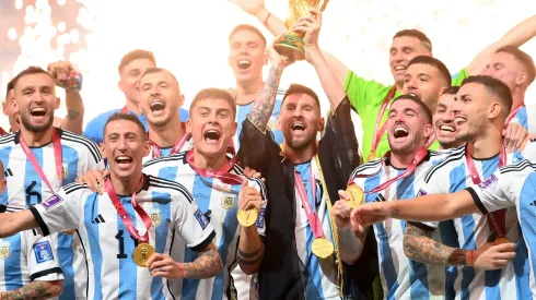 Seleção da Argentina comemorando o título da Copa do Mundo de 2022.
(Foto: Dan Mullan/Getty Images)
