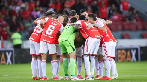 RS - PORTO ALEGRE - 28/04/2024 - BRASILEIRO A 2024, INTERNACIONAL X ATLETICO-GO - Jogadores do Internacional antes da partida contra Atletico-GO no estadio Beira-Rio pelo campeonato Brasileiro A 2024. Foto: Maxi Franzoi/AGIF