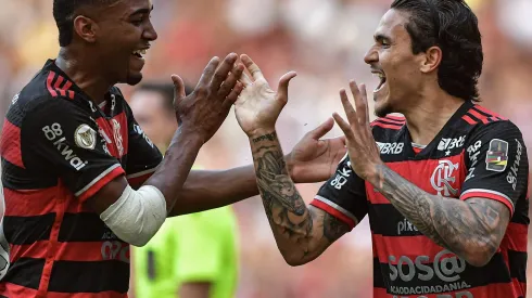 Pedro comemorando comemorando gol contra o Corinthians com Lorran