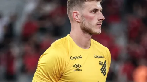 Bento em partida do Campeonato Brasileiro pelo Campeonato Paranaense