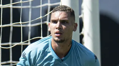 Rafael Navarro, pelo Botafogo, comemora seu gol durante partida contra o Vila Nova-GO no estádio Engenha pelo Brasileirão Série B 2021