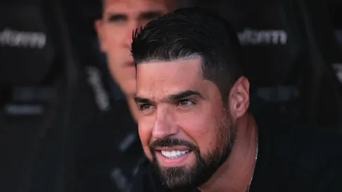 António Oliveira durante partida contra o Fluminense. Técnico pode receber reforço.