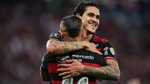 Everton Cebolinha jogador do Flamengo comemora seu gol com Pedro jogador da sua equipe durante partida contra o Bolivar no estadio Maracana pelo campeonato Copa Libertadores 2024. Foto: Thiago Ribeiro/AGIF