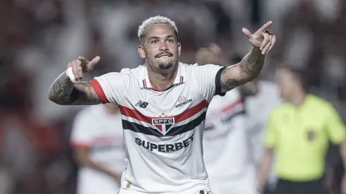 Luciano comemorando gol marcado contra o Atlético-GO pelo Brasileirão 2024