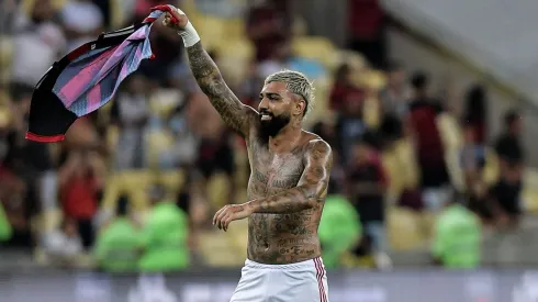 RJ - RIO DE JANEIRO - 07/02/2024 - CARIOCA 2024, FLAMENGO X BOTAFOGO - Gabigol jogador do Flamengo comemora vitoria ao final da partida contra o Botafogo no estadio Maracana pelo campeonato Carioca 2024. Foto: Thiago Ribeiro/AGIF