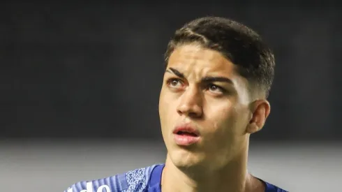 Jair durante aquecimento antes da partida contra o Guarani. Defensor perde espaço no Peixe.