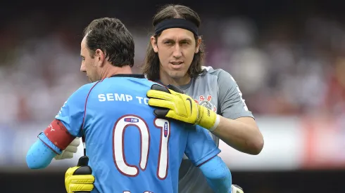 Rogérico Ceni e Cássio se cumprimentando no Campeonato Brasileiro de 2013. Foto: Mauro Horita/AGIF