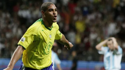 Adriano Imperador comemorando gol contra Argentina na final da Copa das Confederações de 2005
(Foto: Ben Radford/Getty Images)