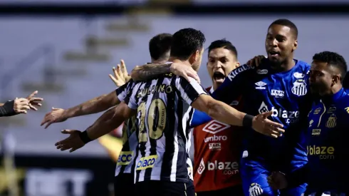 Giuliano comemora gol com companheiros. Foto: Marcello Zambrana/AGIF