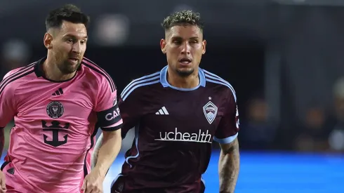 Navarro em disputa com Lionel Messi, do Inter Miami. Foto: Megan Briggs/Getty Images