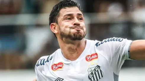 Giuliano comemorando seu gol na goleada do Santos sobre o Brusque, pela Série B do Campeonato Brasileiro, no dia 19/05/2024.