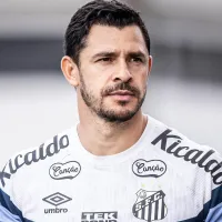 Carille revela o que fez para fazer Giuliano reencontar o seu futebol no Santos: \'Conheço ele há muito tempo\'