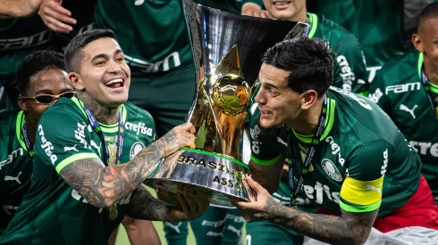 Dudu e Gustavo Gómez levanta a tação do Brasileirão 2023. Foto: Fernando Moreno/AGIF