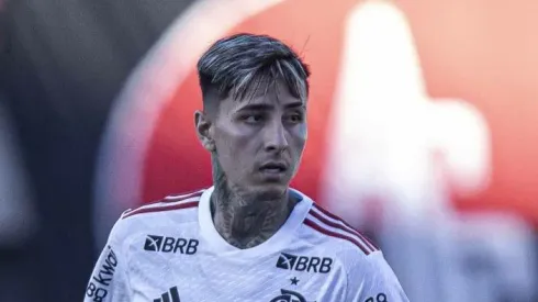 Erick Pulgar durante partida contra o Atlético-GO. Volante está fora do jogo pela Copa do Brasil.