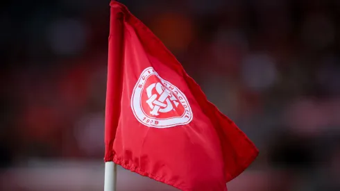 Datas e locais dos próximos jogos do Inter foram definidos. Bandeira do Inter - Vista geral do estadio Beira-Rio para partida entre Internacional e Atletico-GO pelo campeonato Brasileiro A 2024. Foto: Maxi Franzoi/AGIF